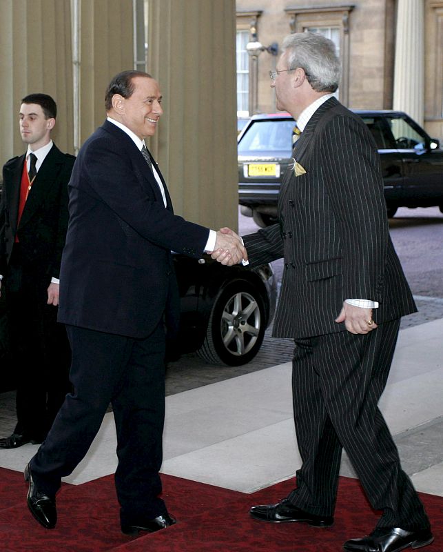 El primer ministro italiano, Silvio Berlusconi llega a Buckingham