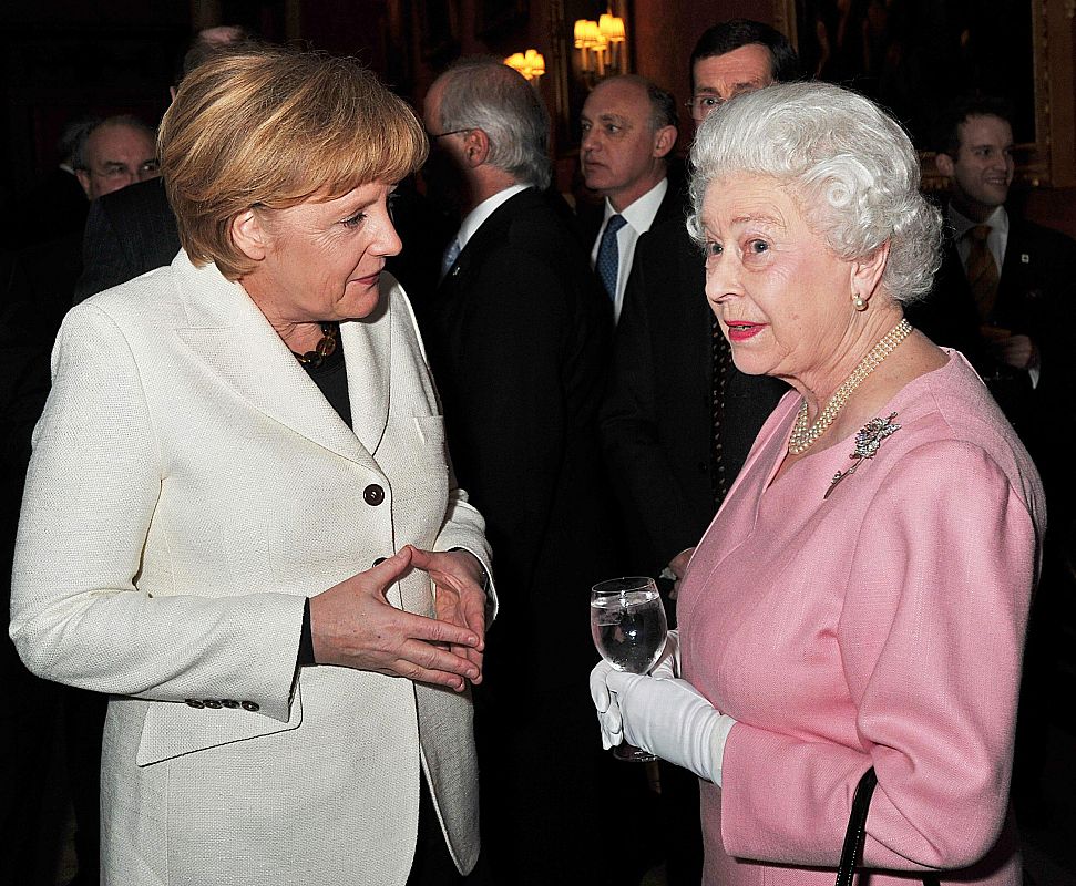 La Reina Isabel II de Inglaterra habla con la canciller alemana Angela Merkel