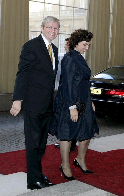 El primer ministro australiano, Kevin Rudd, y su esposa, Theresa Rein, a su llegada al Palacio de Buckingham