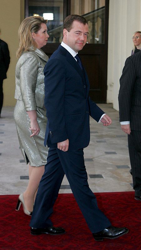 El presidente ruso, Dmitry Medvedev, y su esposa, Svetlana, a su llegada al Palacio de Buckingham