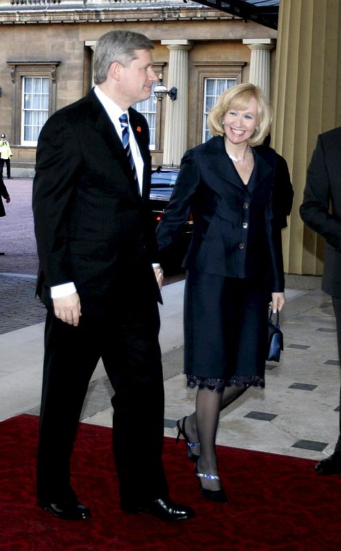 El primer ministro canadiense, Stephan Harper, junto a su esposa, Laureen, a su llegada al Palacio de Buckingham