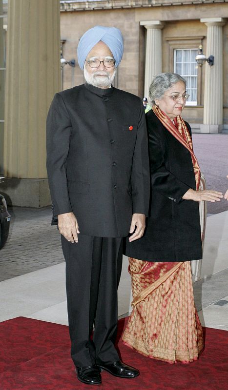 El primer ministro indio, Manmohan Singh, y su esposa, Gursharan Kaur, a su llegada al Palacio de Buckingham