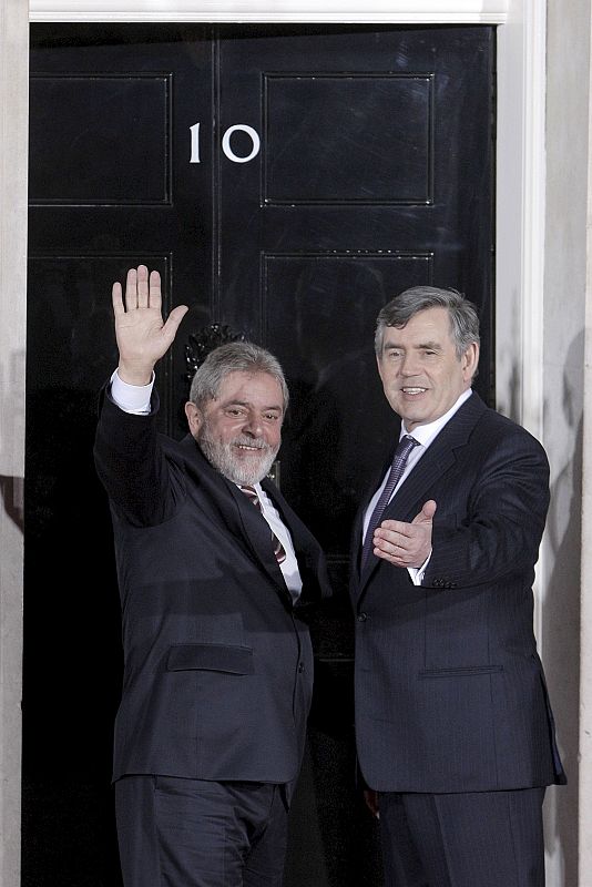 El presidente de Brasil, Luiz Inácio Lula da Silva, saluda al primer ministro británico, Gordon Brown