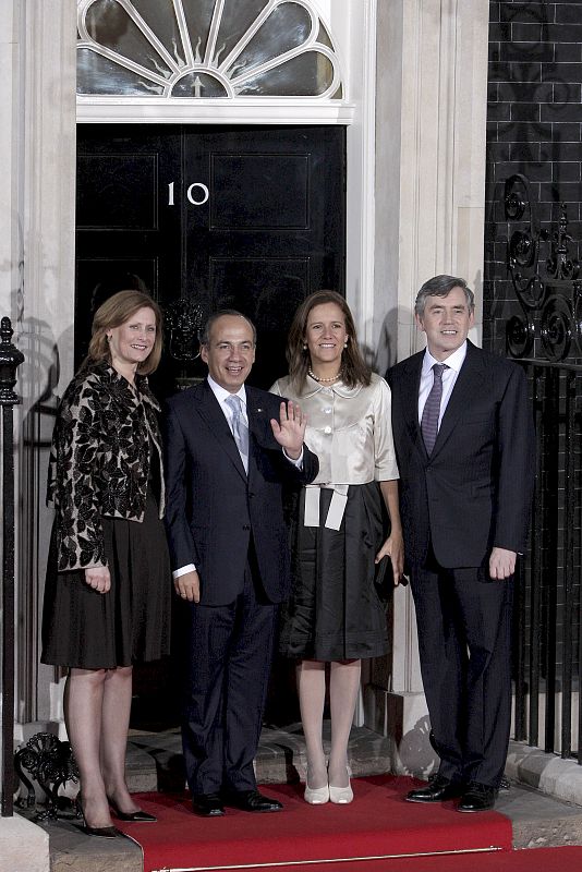 El presidente de México, Felipe Calderón, y la primera dama mexicana, Margarita Zavala, posan junto al primer ministro británico, Gordon Brown, y su esposa, Sarah Brown