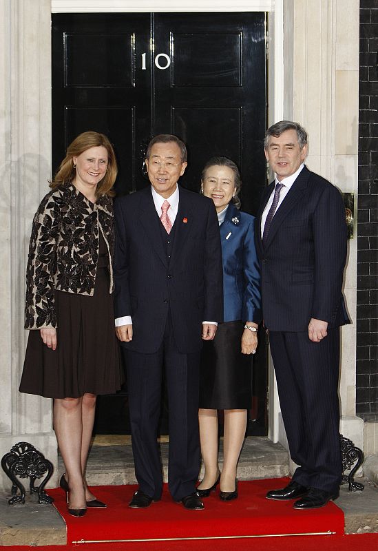 El secretario general de la ONU, Ban Ki-moon, y su mujer Yoo son recibidos por el primer ministro británico Gordon Brown y su esposa Sarah