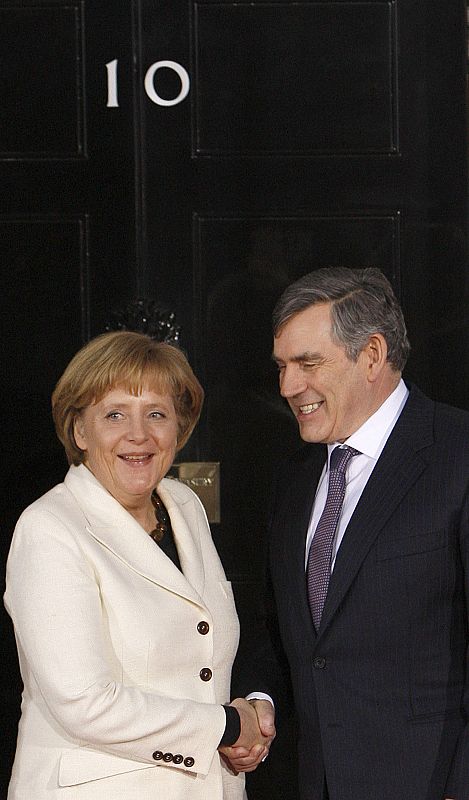 El primer ministro británico Gordon Brown saluda a la canciller alemana Angela Merkel