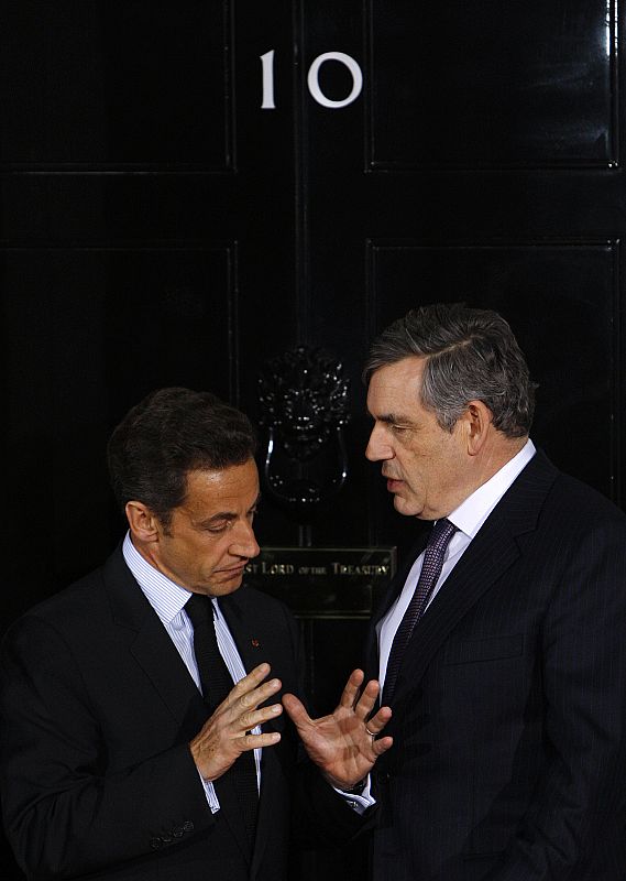 El primer ministro británico Gordon Brown saluda al presidente francés Nicolás Sarkozy