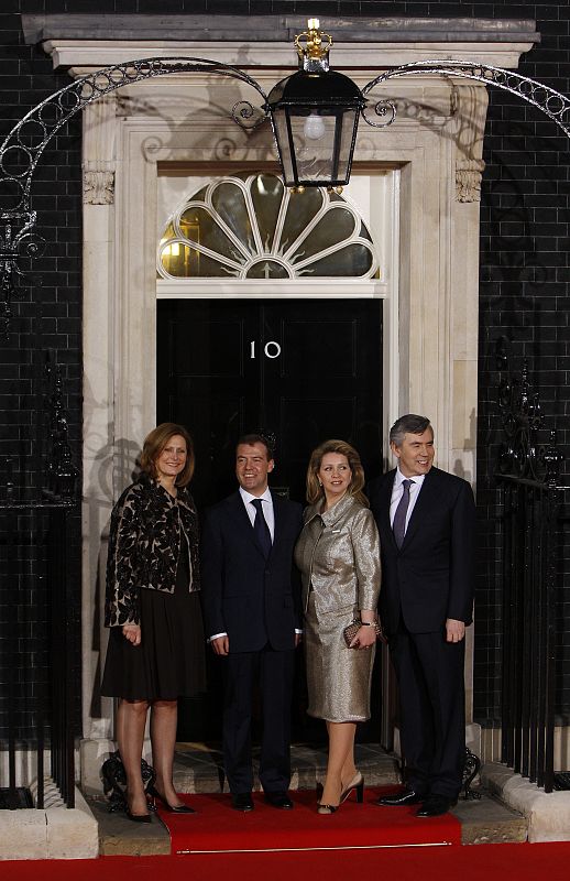 El presidente de Rusia Medvedev y su esposa Svetlana son recibidos por el primer ministro británico Gordon Brown y su mujer Sarah