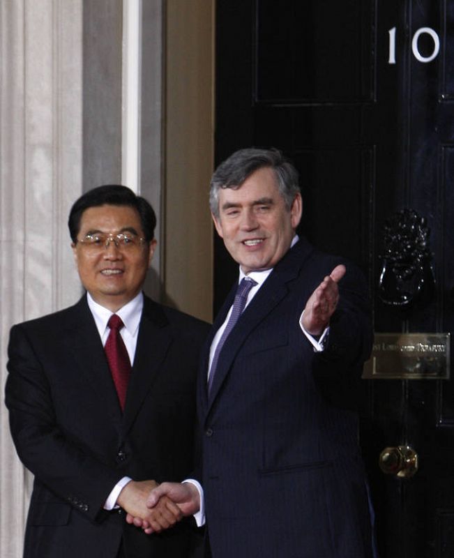 El primer ministro británico Gordon Brown saluda al presidente chino Hu Jintao