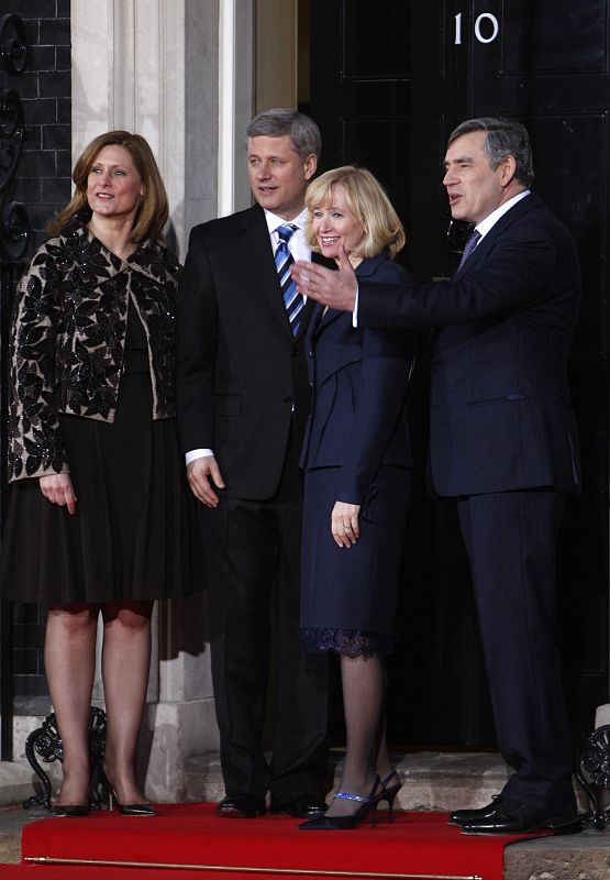 El primer ministro británico, Gordon Brown, y su mujer, Sarah, dan la bienvenida al primer ministro de Canada, Stephen Harper,  y a su mujer, Laureen