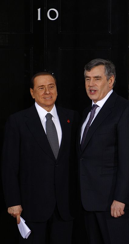 El primer ministro británico, Gordon Brown, recibe al primer ministro italiano, Silvio Berlusconi