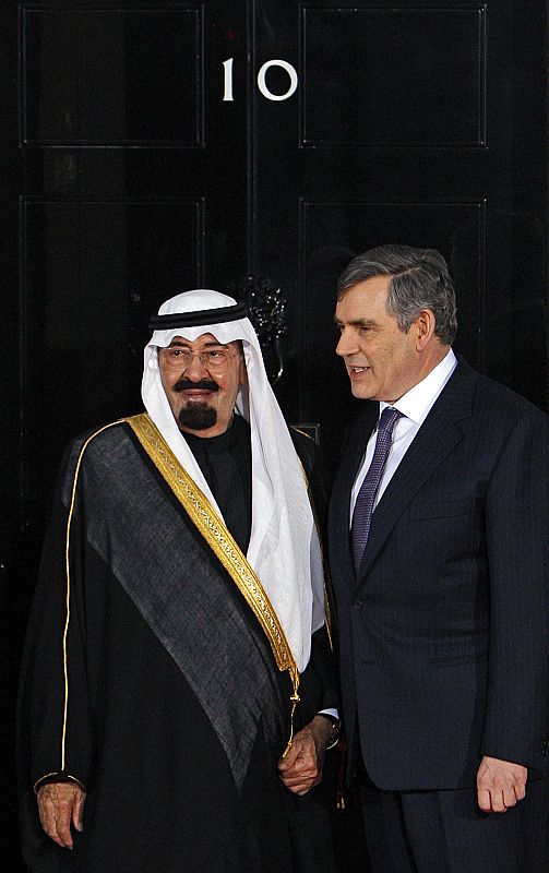 El Rey de Arabia Saudí, Abdullah, es recibido por el pirmer ministro británico, Gordon Brown