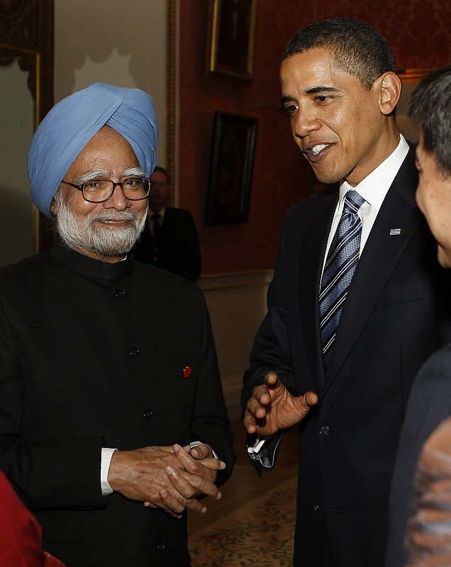 Obama saluda al primer ministro de la India Manmohan Singh.