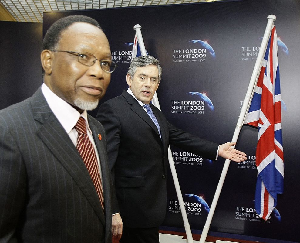 Brown acompaña al presidente sudafricano a la sala donde se celebra la reunión
