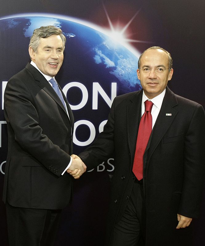 El anfitrión de la cumbre, Gordon Brown, saluda al presidente mexicano Felipe Calderón