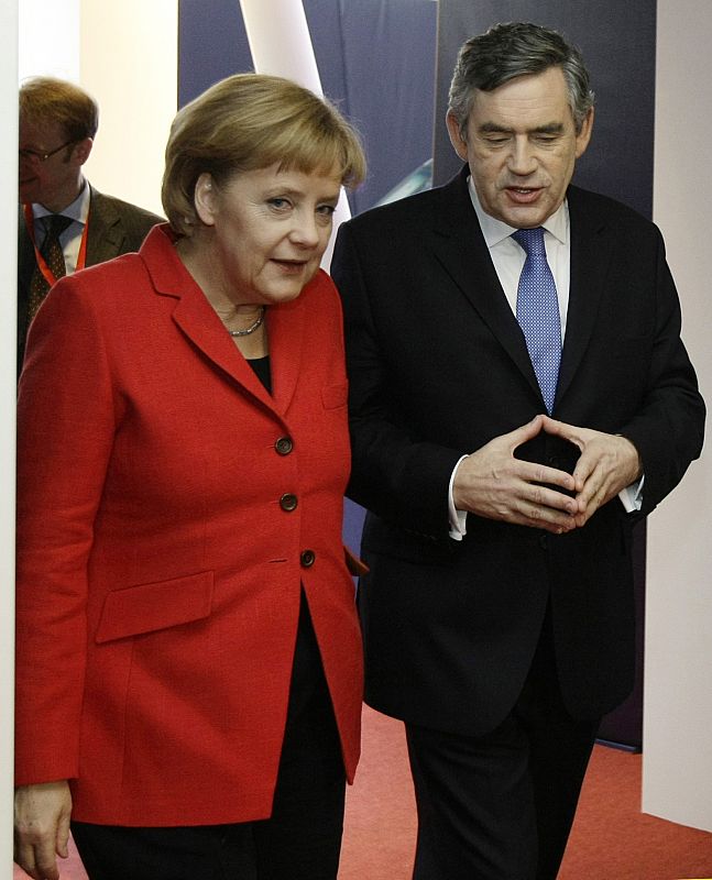 Brown charla con Merkel minutos antes del inicio de la cumbre
