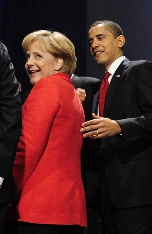 Obama y Merkel dejan la tarima sobre la que se han hecho la foto de familia