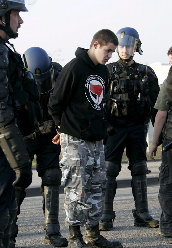 UN CENTENAR DE DETENIDOS TRAS UNA MANIFESTACIÓN CONTRA LA OTAN EN ESTRASBURGO