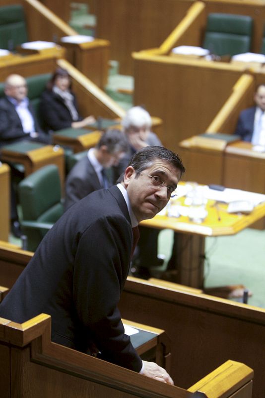 El candidato a lehendakari por el PSE-EE, Patxi López, en su escaño durante la sesión de constitución de la novena Legislatura del Parlamento Vasco.