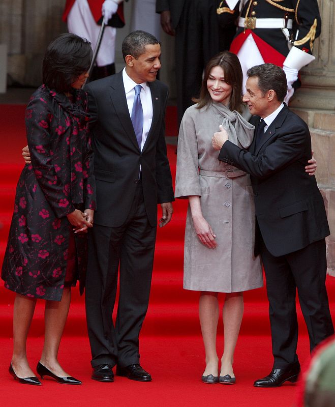 Los Obama posan junto a Sarkozy y Bruni