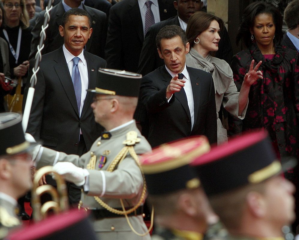 Barack Obama y su esposa, Michelle, han sido recibidos este viernes por Nicolás Sarkozy y Carla Bruni