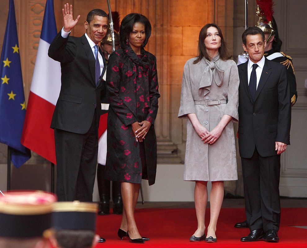 Obama saluda a los admiradores que se han cercado al palacio de Rohan