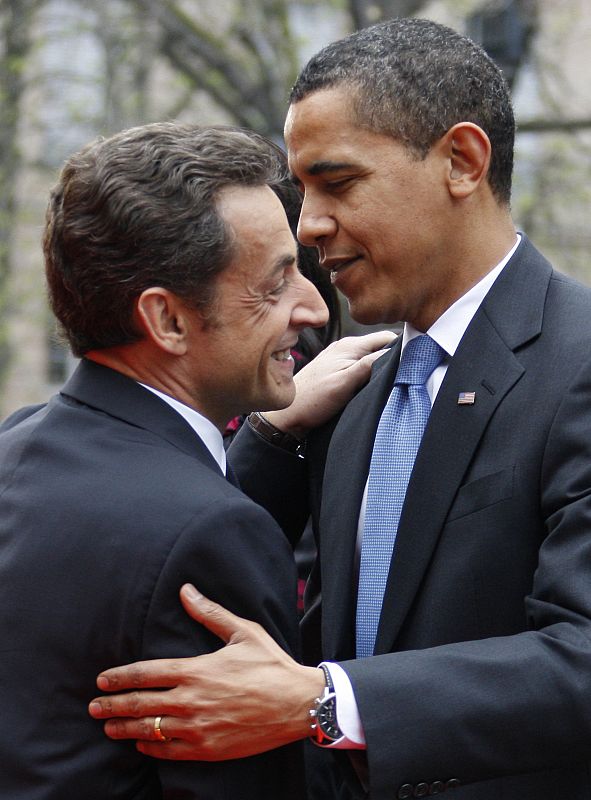 Obama y Sarkozy se abrazan a la entrada del palacio de Rohan