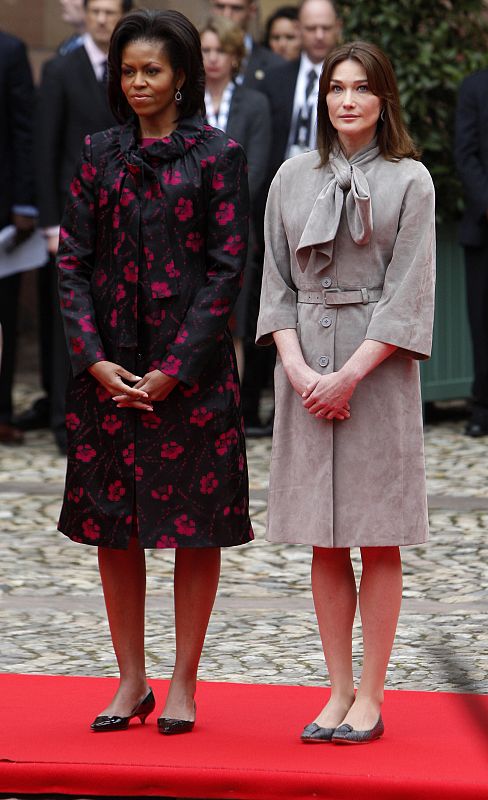 Michelle Obama y Carla Bruni esperan juntas a sus maridos