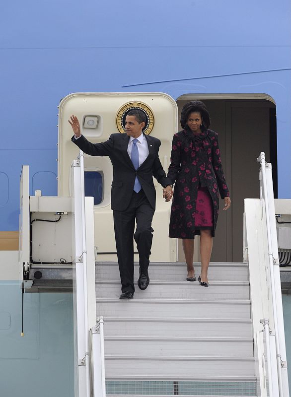 El presidente estadounidense, Barack Obama, y su esposa, Michelle Obama, descienden del avión