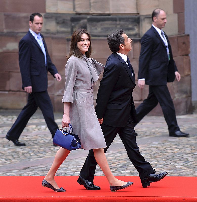 El presidente francés, Nicolas Sarkozy, y su esposa, Carla Bruni, llegan al palacio de Rohan