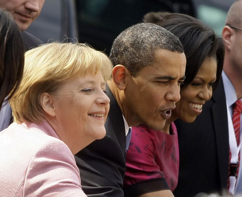 La Canciller alemana, Angela Merkel, saluda a los ciudadanos de Baden Baden junto al Presidente estadounidense, Barack Obama y la primera dama, Michelle.