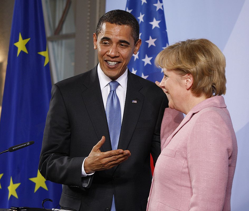 Obama bromea con Merkel durante la conferencia de prensa en Baden-Baden.