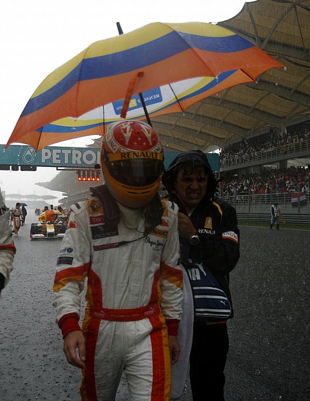 Alonso se retira bajo la lluvia de Sepang.