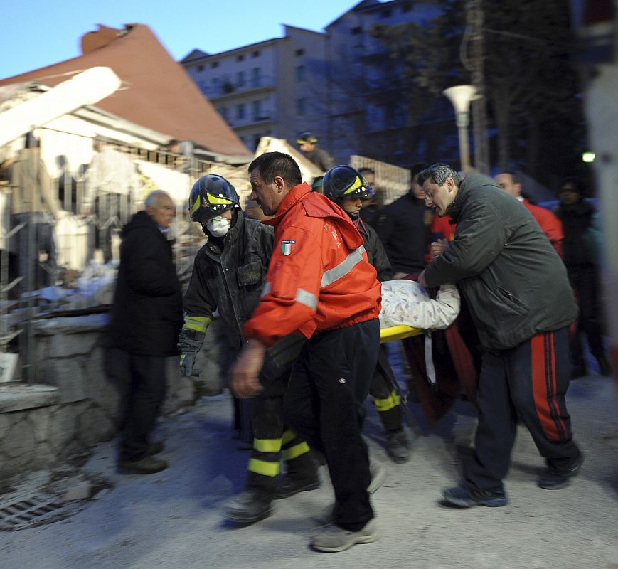 Según los medios italianos, miles de personas están siendo evacuadas, mientras se siguen registrando réplicas.