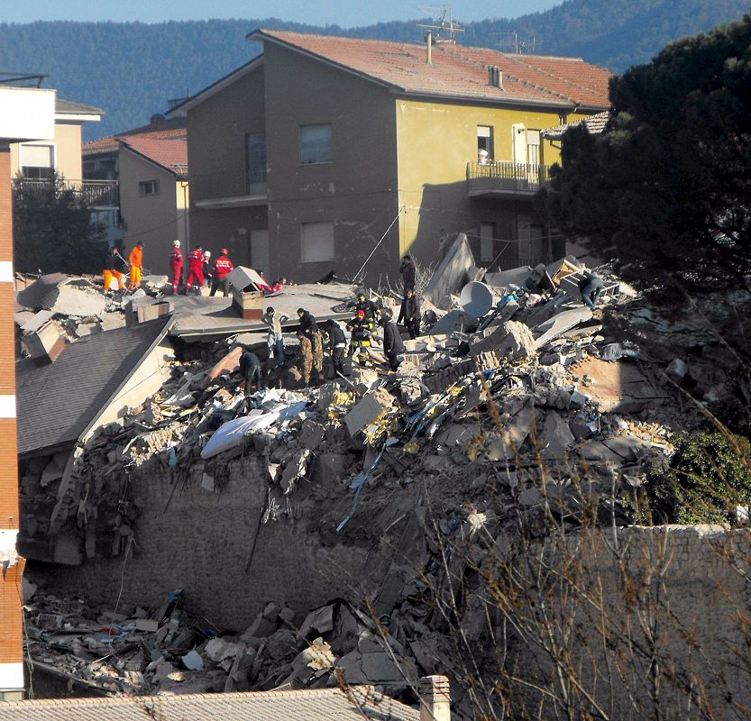 Una residencia de estudiantes se ha derrumbado tras el seísmo. En la imagen, los servicios de emergencia buscan a los desaparecidos entre los cascotes.