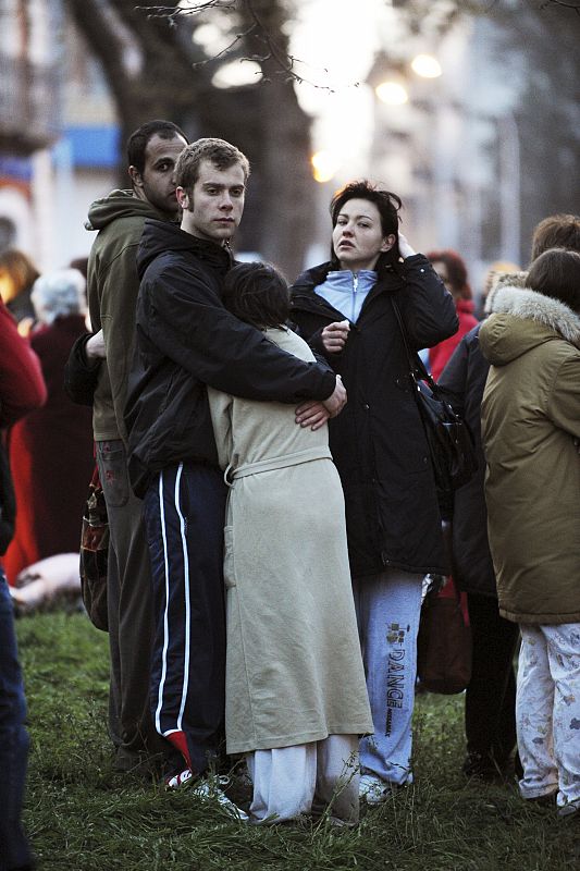 Los supervivientes han salido con lo puesto de sus casas y muchos de ellos están dejando la ciudad de L'Aquila, el epicentro del seismo, por miedo a las réplicas, algunas de las cuales han llegado a la magnitud 3.9 en la escala Richter.