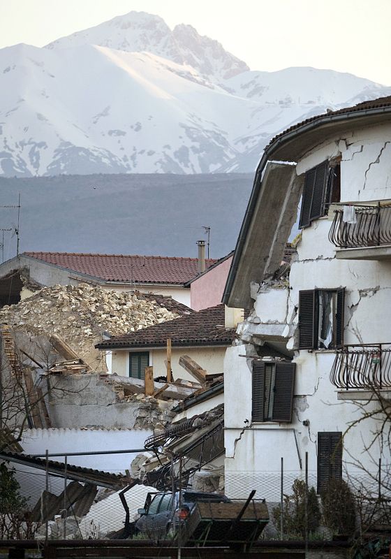 La villa de Onna amanece el segundo día después del terremoto.