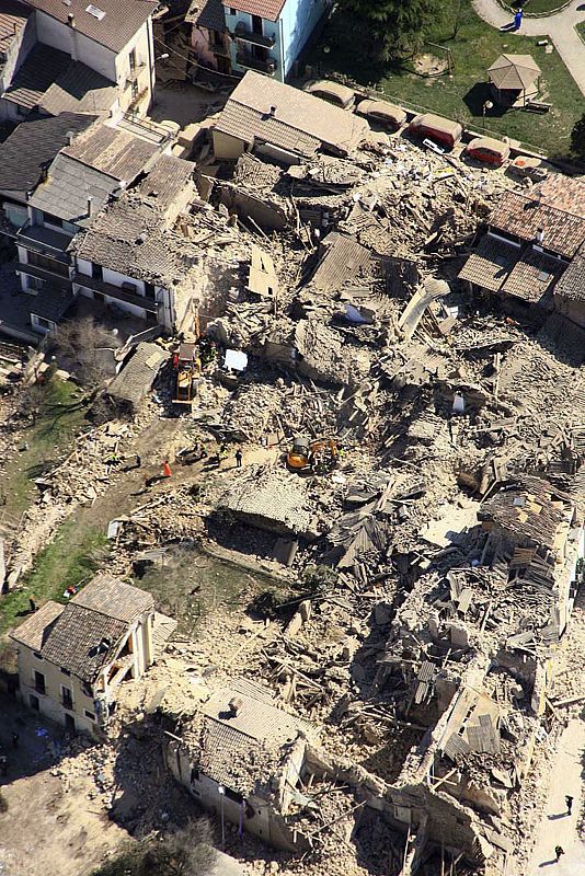 Vista aérea del centro histórico de L'Aquila, un día después del devastador que ha dejado decenas de muertos.
