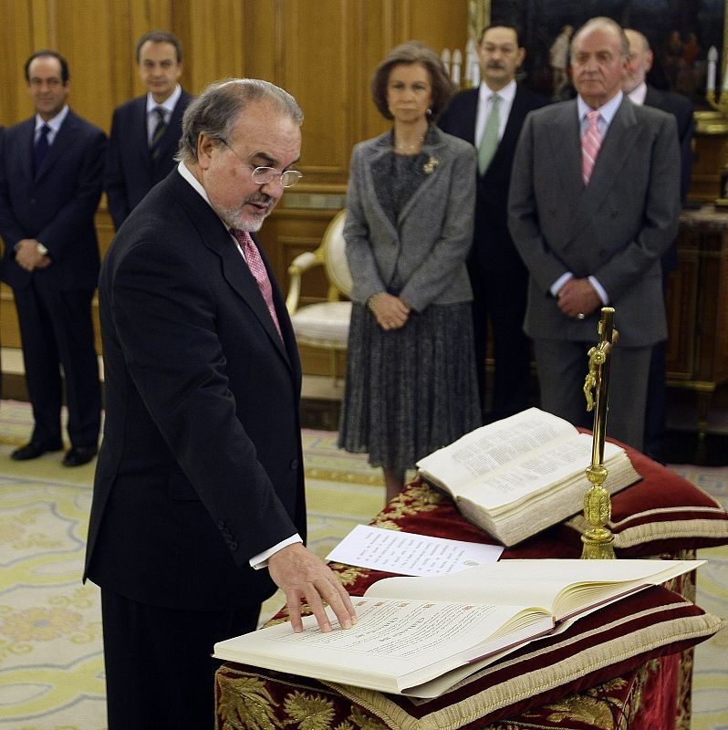 New Spanish economy minister Solbes is sworn in before King Juan Carlos, Queen Sofia, PM Zapatero and Parliament president Bono in Madrid