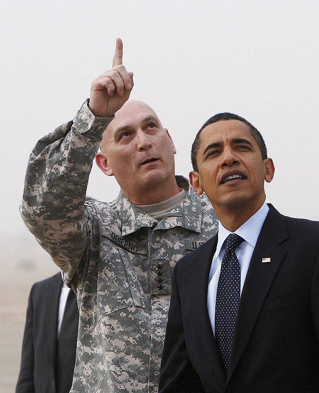 Obama con el General Odierno tras bajar del Air Force One a su llegada a Bagdad