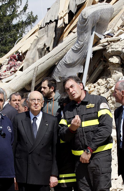 El presidente italiano, Giorgio Napolitano, ha visitado el Jueves Santo la zona afectada por el terremoto en Onna.