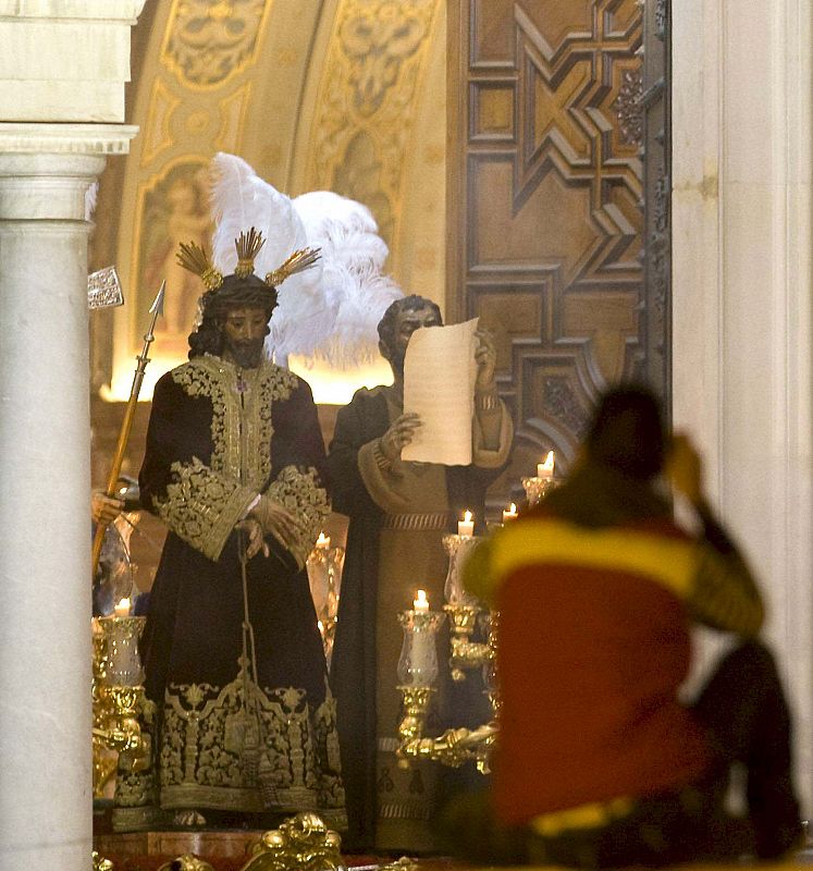 Paso de Jesús de la Sentencia a su salida de la basílica de La Macarena en el comienzo de la "Madrugá".