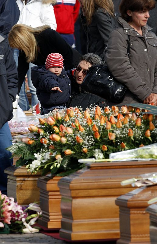 Los familiares despiden a sus seres queridos con numerosas flores.