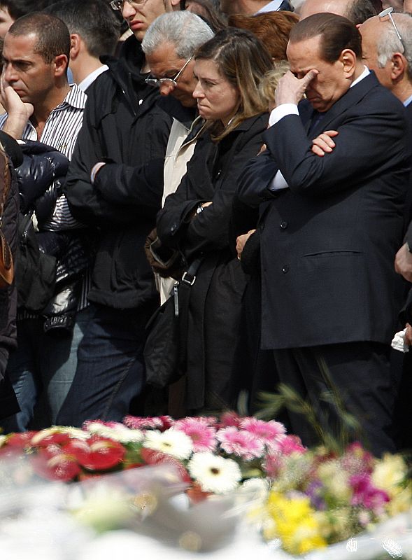 Berlusconi se ha mostrado emocionado durante el funeral.
