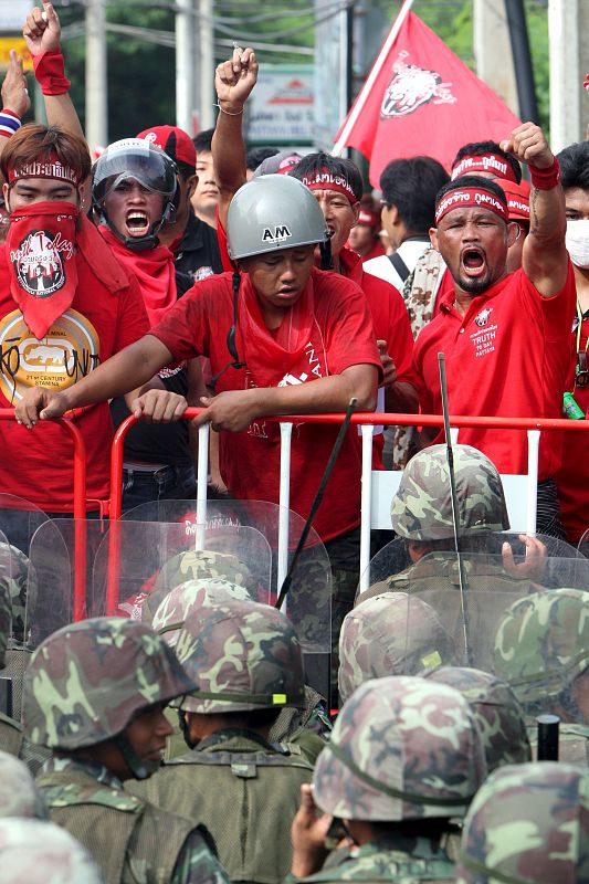 Las protestas contra el Gobierno tailanés obligan a aplazar la cumbre de la ASEAN.