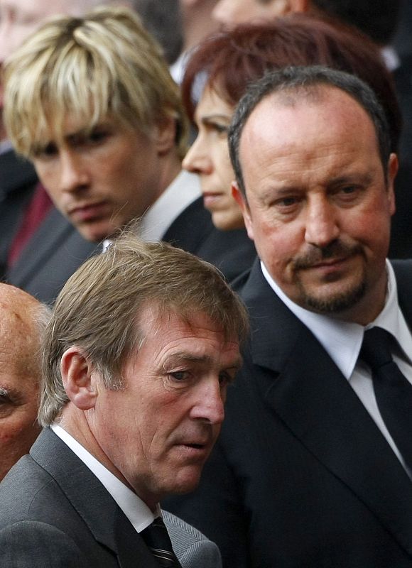 El que fuera manager del Liverpool, Kenny Dalglish, llega al homenaje de Anfield seguido de Rafa Benítez y Fernando Torres.