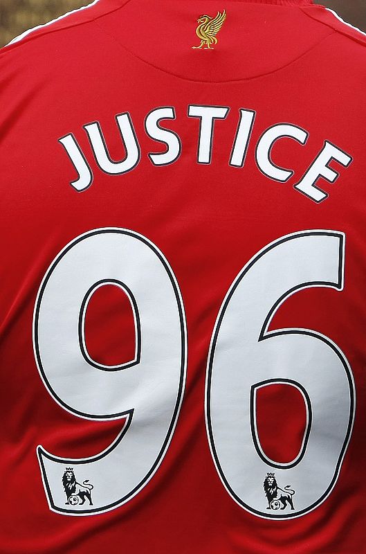 Una camiseta con el dorsal 96 y la palabra "Justicia". No pertenece a ningún jugador de la actual plantilla, sino a la memoria de las 96 víctimas de Hillsborough.