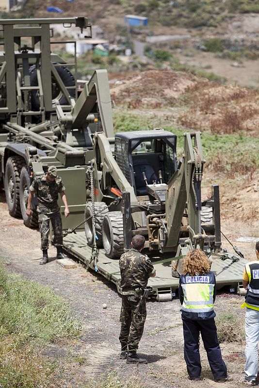 Agentes de Policía y miembros del Ejército han iniciado de nuevo, en un paraje de Lomo Blanco, situado al sur de Las Palmas de Gran Canaria, la búsqueda del cuerpo de la joven Sara Morales, desaparecida hace casi tres años tras salir de su casa en la