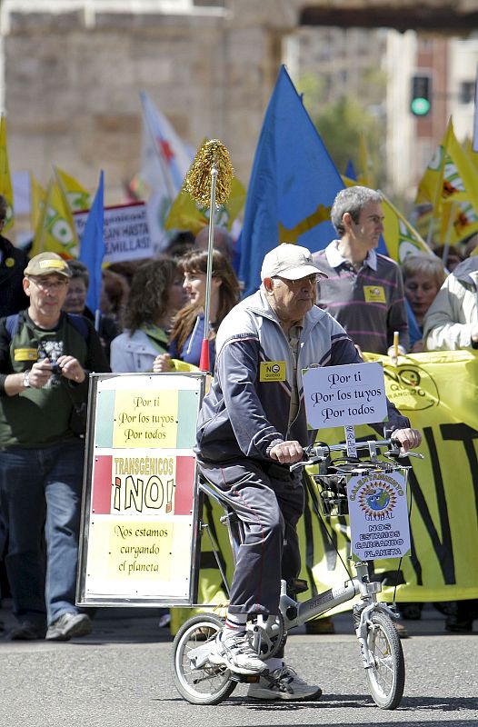 VARIOS MILES DE PERSONAS DICEN EN ZARAGOZA "BASTA YA" A LOS TRANSGÉNICOS