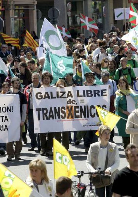 VARIOS MILES DE PERSONAS DICEN EN ZARAGOZA "BASTA YA" A LOS TRANSGÉNICOS 